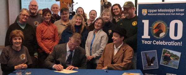 Photo of Mayor Reynolds signing La Crosse proclamation
